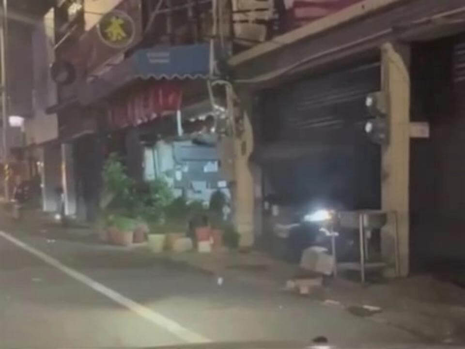 倒車衝撞車行鐵捲門 老闆聲稱未與人有糾紛