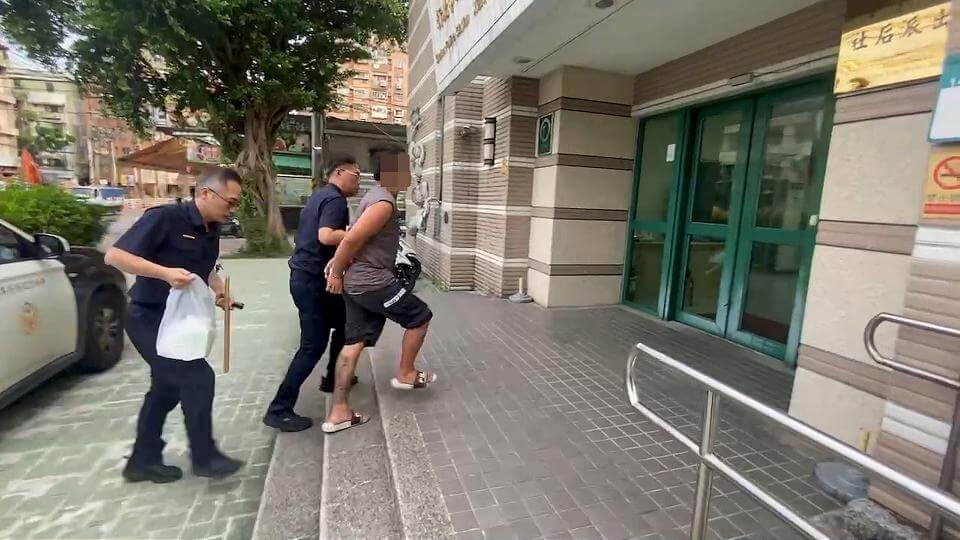 詐騙集團車手黑吃黑? 少年遭毆打搶走多張提款卡背包