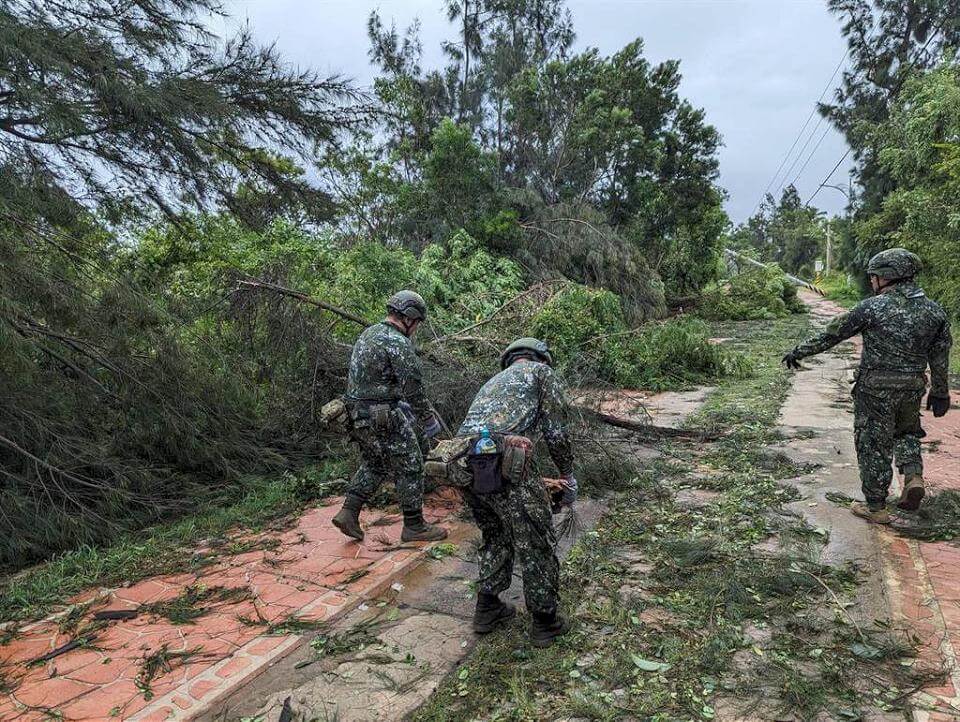 杜蘇芮颱風重創金門澎湖 國軍協助居民災後重建
