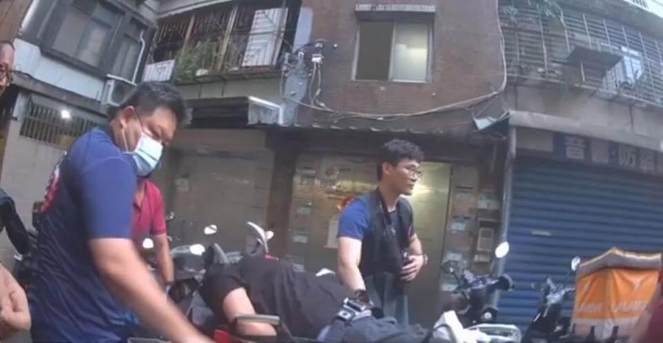 女子酒後與家人口角衝突 站5樓屋簷欲尋短警及時搶救