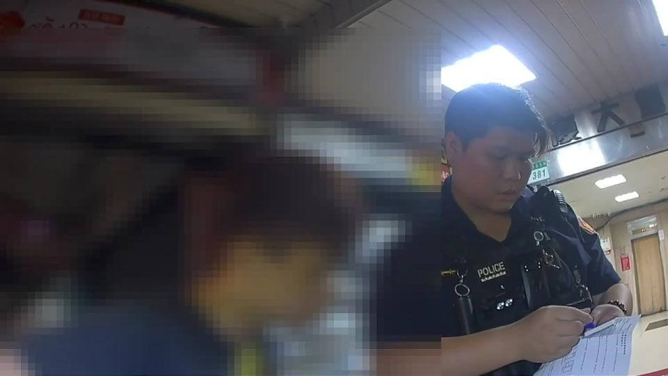 毒蟲騎車未帶安全帽 警攔查「藥袋」曝光