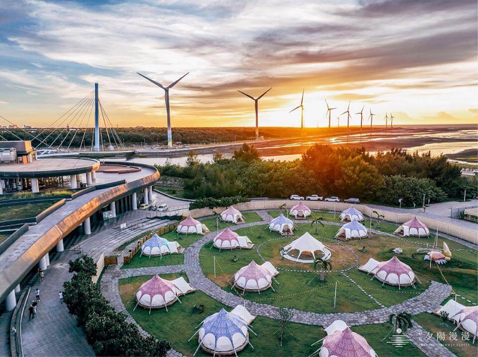 漫步高美濕地生態導覽 海鳥螃蟹伴夕陽餘暉