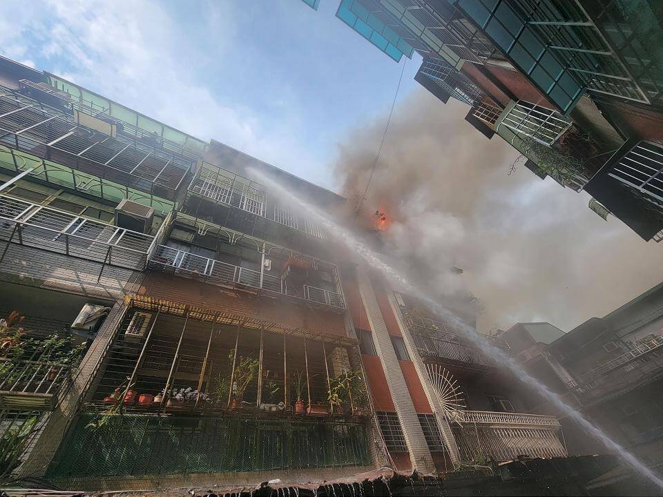 北市公寓頂加陷火海 警消全力灌救疏散2人