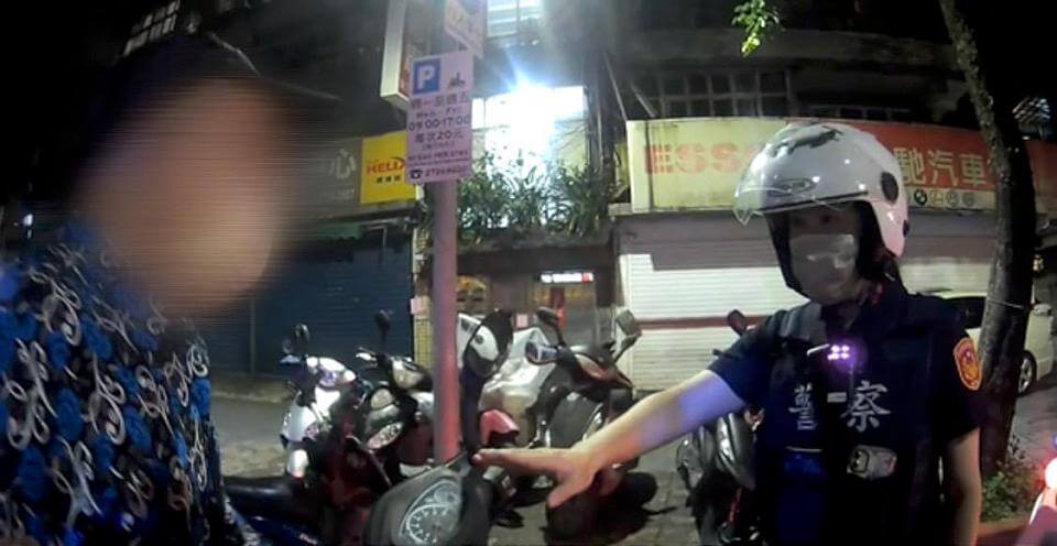 老翁未戴安全帽酒駕 向警求情遭拒秒變臉