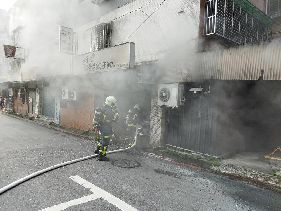 轎車衝進餃子館起火燃燒 駕駛救出時意識不清