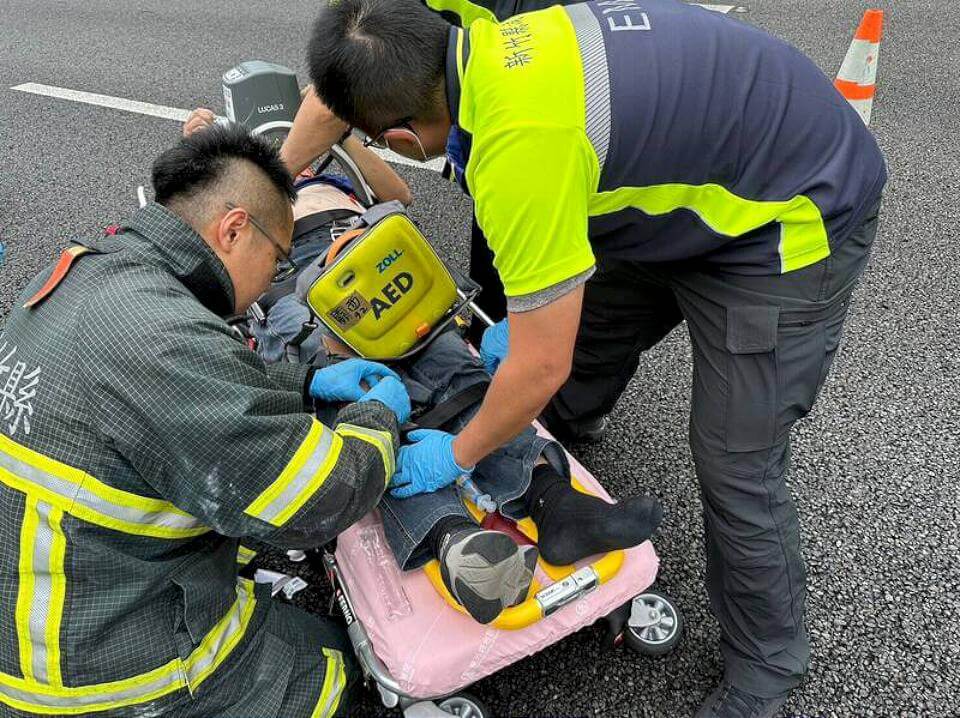 多元計程車國3衝撞防撞車 後座男乘客命危送醫