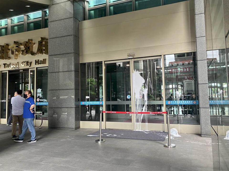 新北市府南側大門遭潑漆 男子犯案後騎車逃逸