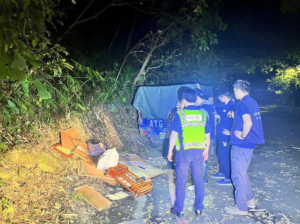 公墓遭倒垃圾偷監視器 議員徐弘庭質詢警埋伏2週逮人