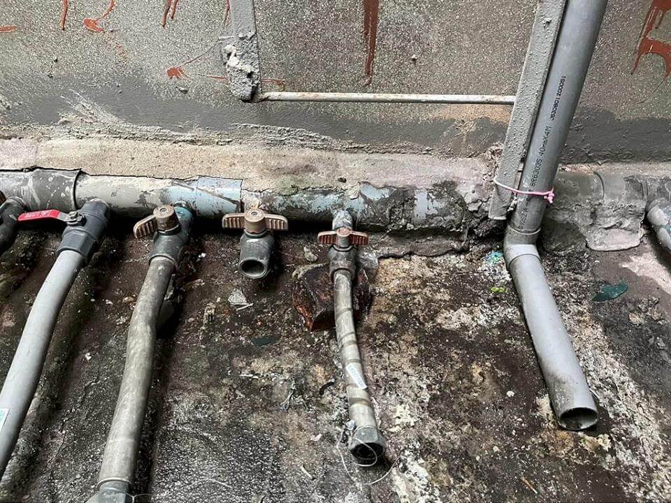 公寓住戶起床沒水可用 5水錶竟遭水電工偷走