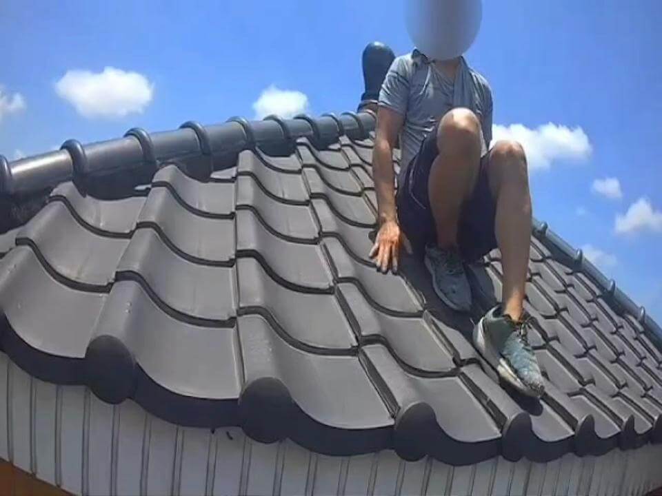 通緝男冒死趴滾燙屋脊 被逮無奈:我也不想啊