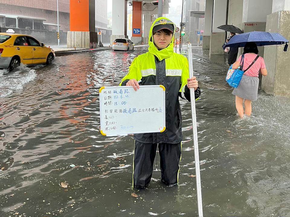 (更新)雙北午後強降雨成災 道路積水30公分路樹倒塌
