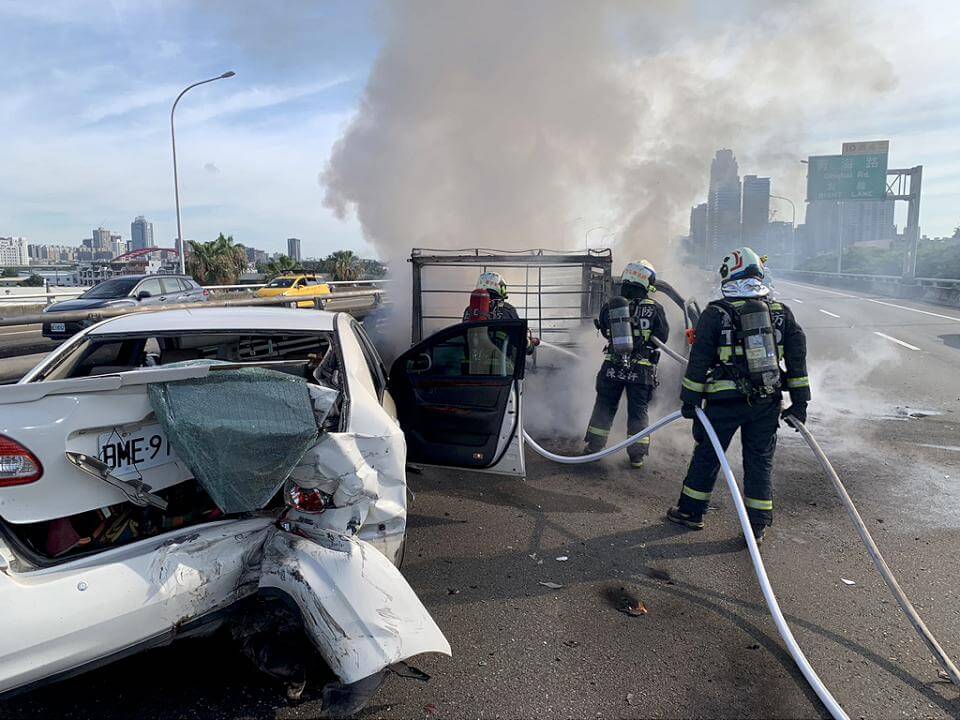 台74西屯段3車連環撞 小貨車起火駕駛2度灼傷