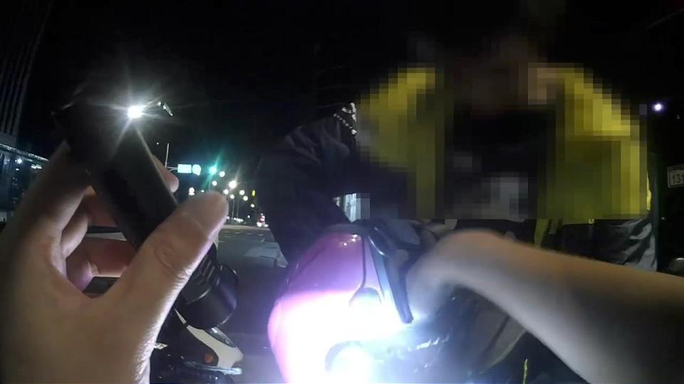 毒蟲叼菸騎車自認帥氣 安全帽藏毒遭搜出