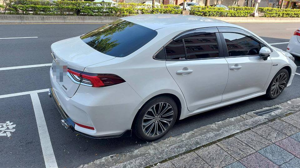 改裝車囂張掛偽造車牌 駕駛拒捕遭壓制上銬