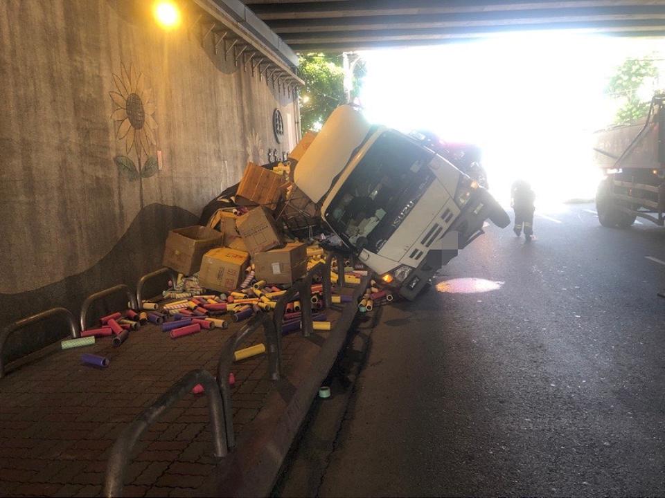 貨車疑似轉彎車速過快 側翻涵洞貨品掉滿地