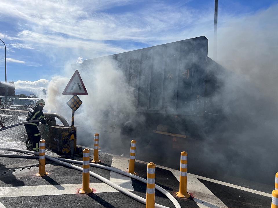 台66線中豐路匝道火燒車 大貨車頭陷火海燒毀