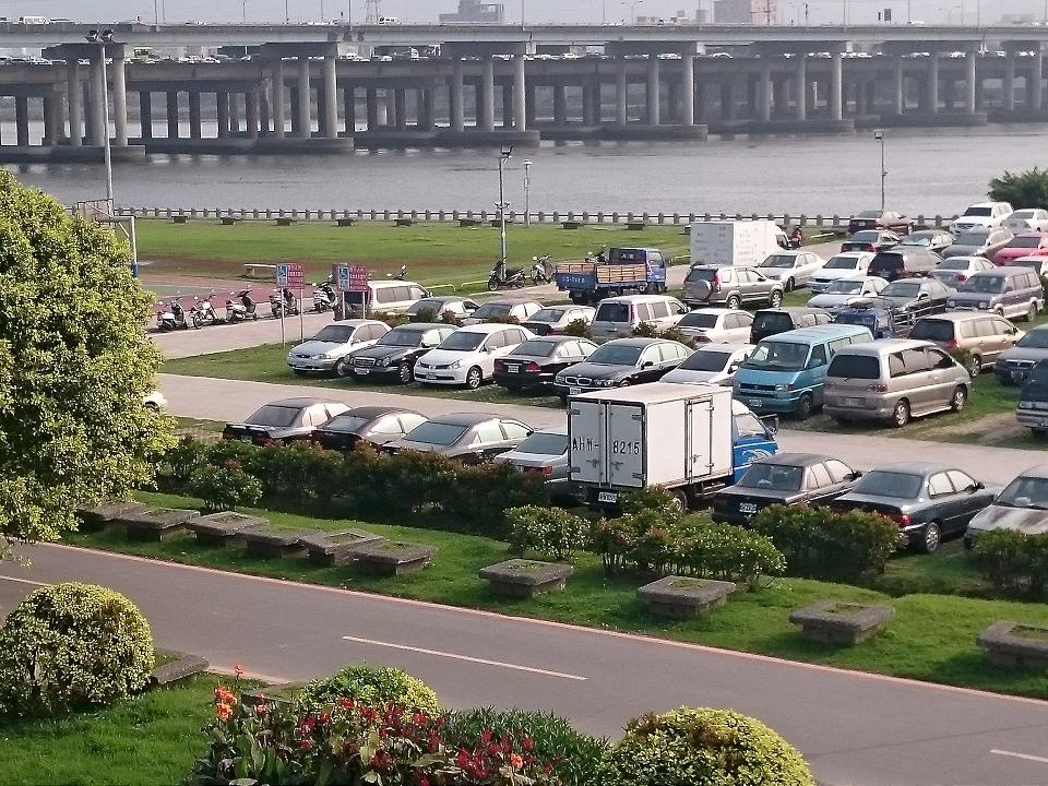 海葵颱風來襲車主快移車 新北高灘地停車只出不進