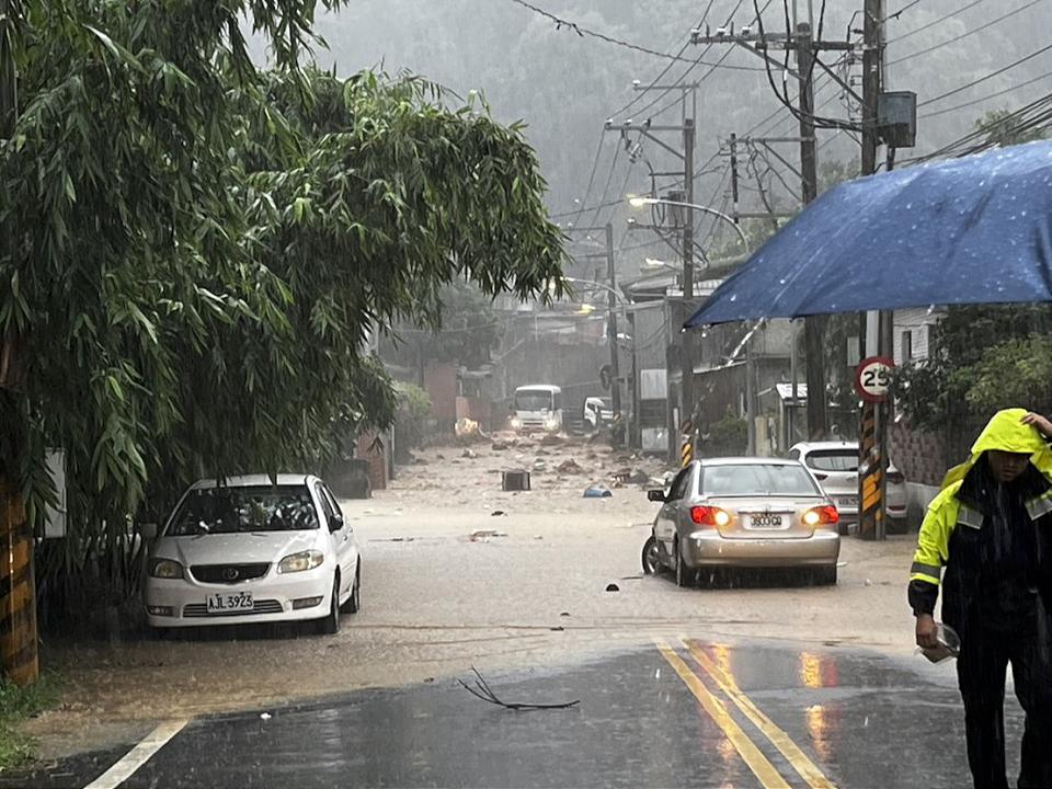 新北山區大雨傳災情 新店土石流坍方路受阻