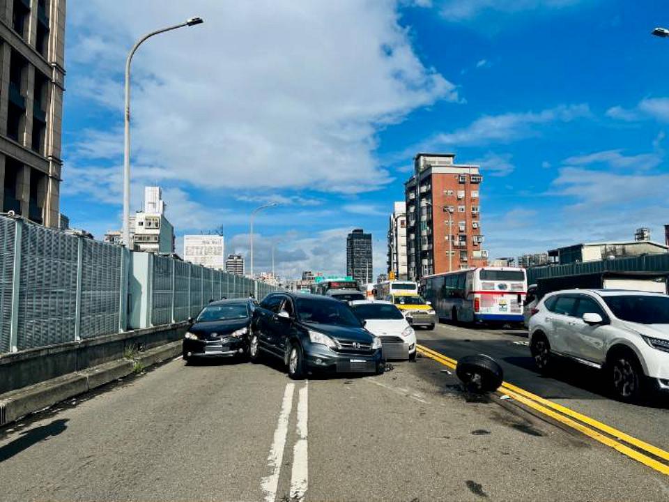 台北橋賓士車逆向撞7車 肇事駕駛竟趁隙逃逸