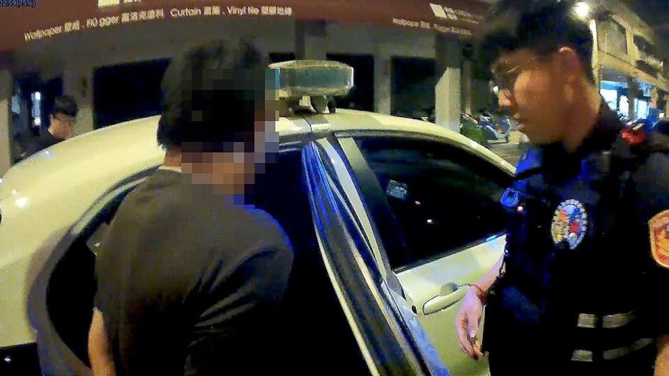 男子廟旁花台熟睡露腳丫 暖警關心意外查獲通緝身分