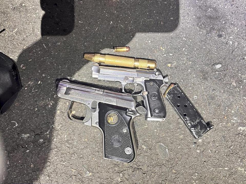 男精神恍惚攜槍彈藏包內 見警肢體僵硬神情緊張