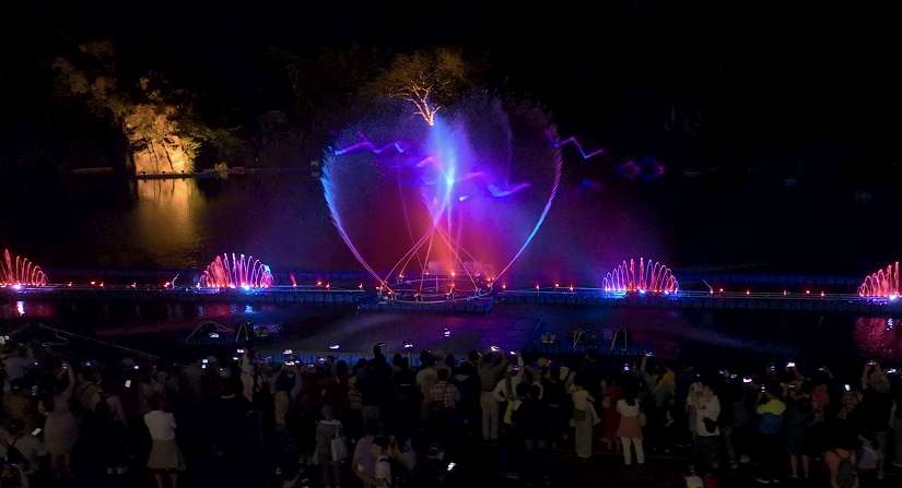 水舞搭配絢彩雷射,與碧潭吊橋互相輝映,打造多重視覺享受