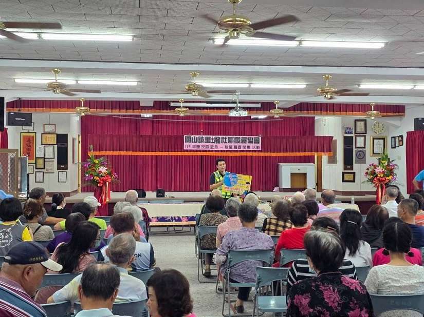 東警關山分局「粽香飄香關懷活動」放送交安及防詐 保障銀髮族生命財產安全