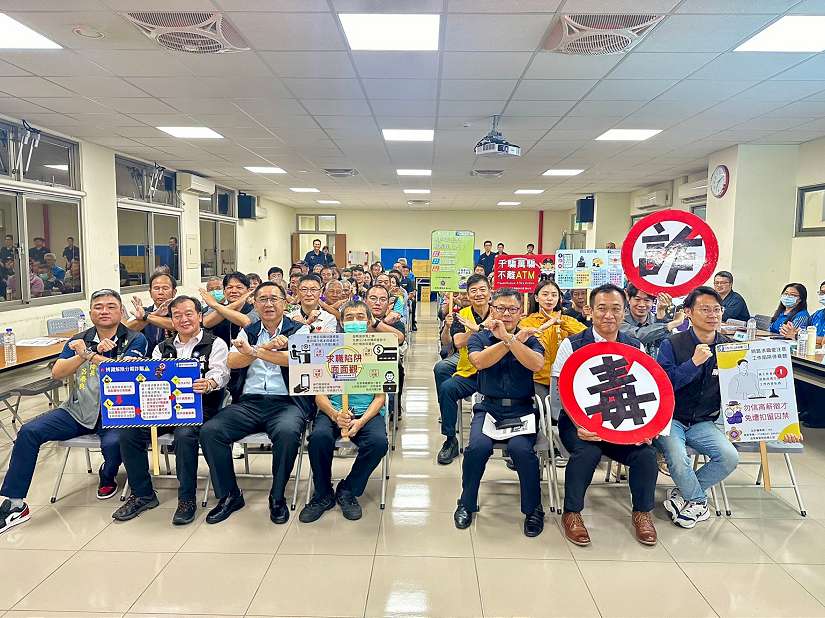 苗栗頭份警分局辦理治安座談會  「Q版永貞媽防詐小神衣」首發 民眾愛不釋手