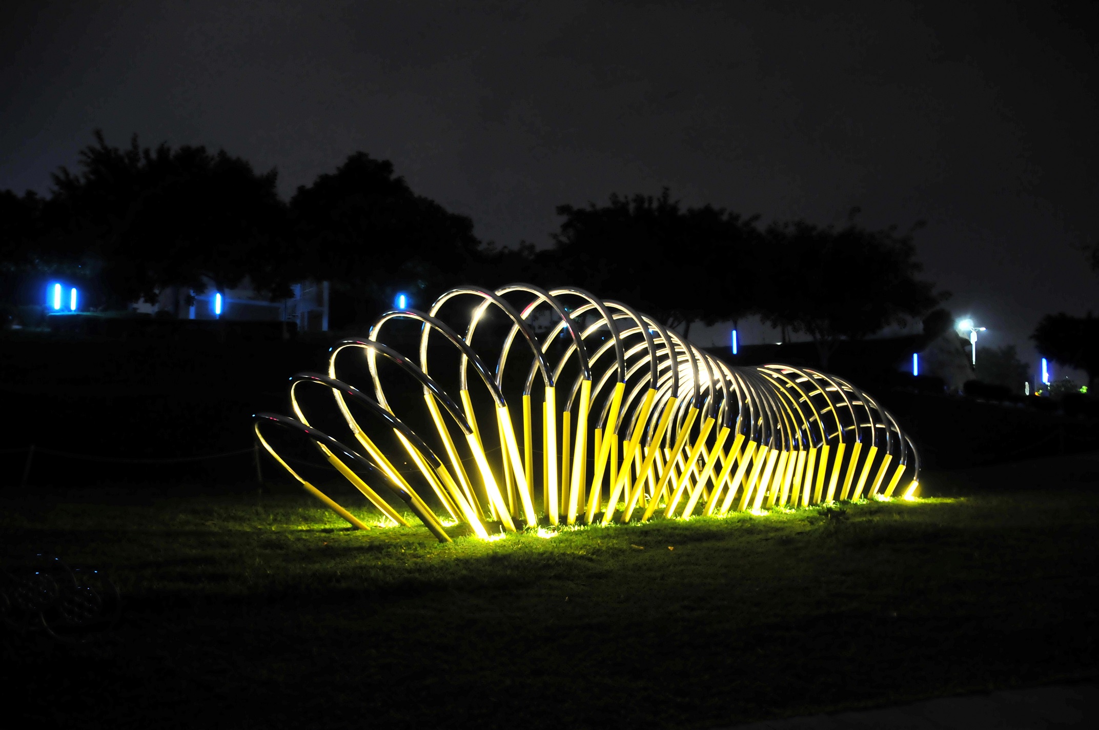 夜探台中水湳中央公園 10米巨型毛毛蟲閃亮現蹤!