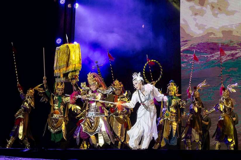 明華園《超炫白蛇傳》再現水漫金山華麗場面 全場觀眾驚呼連連