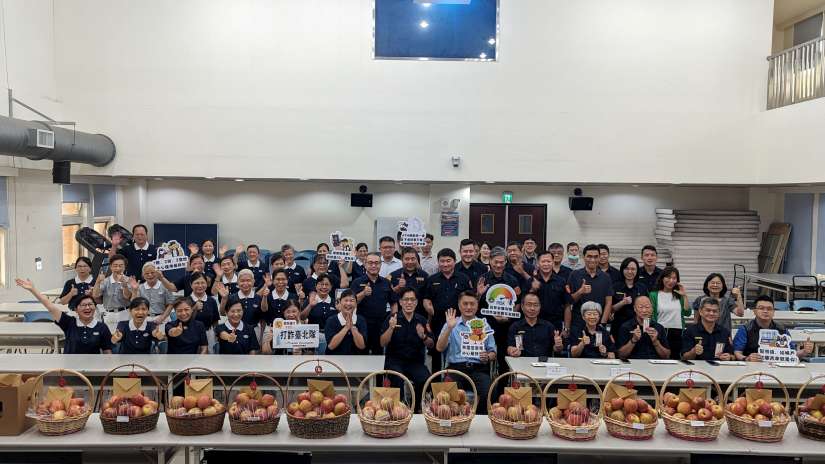 北市警局大同分局攜手慈濟宣導防詐,暖發蘋果祝福平安