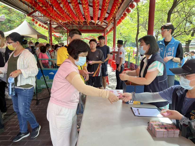 搶頭香!台中物調券首日登場兌換順暢 民眾、攤商都喊讚