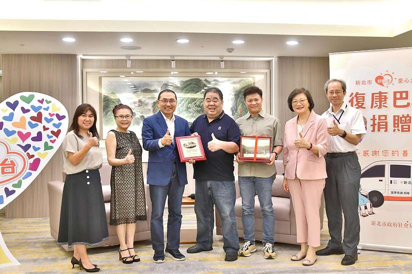 7年捐贈14輛復康巴士 侯友宜感謝智英科技董座獻大愛造福新北市民