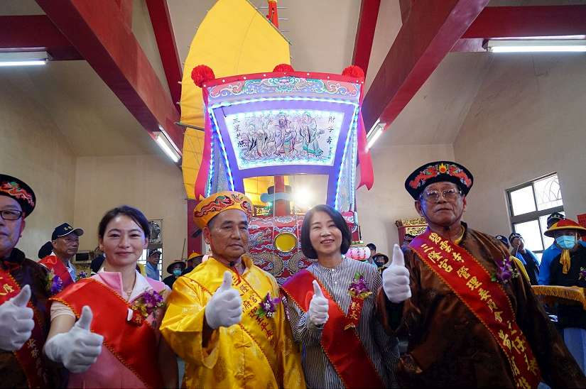 琉球迎王平安祭典王船進水典禮 天降平安糖祈福