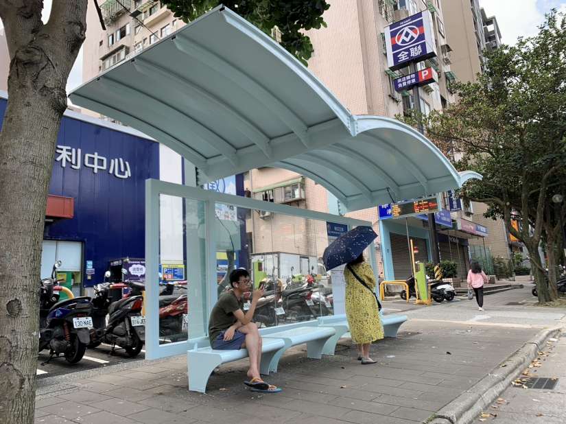 海鷗型候車亭拉皮翻新 明亮、安全候車新感受