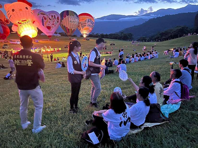 搭上「熱」潮,東警於熱氣球嘉年華熱身場宣導