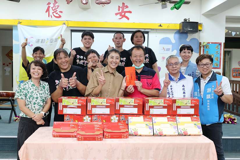 中秋前夕 許縣長走訪社福機構關懷住民